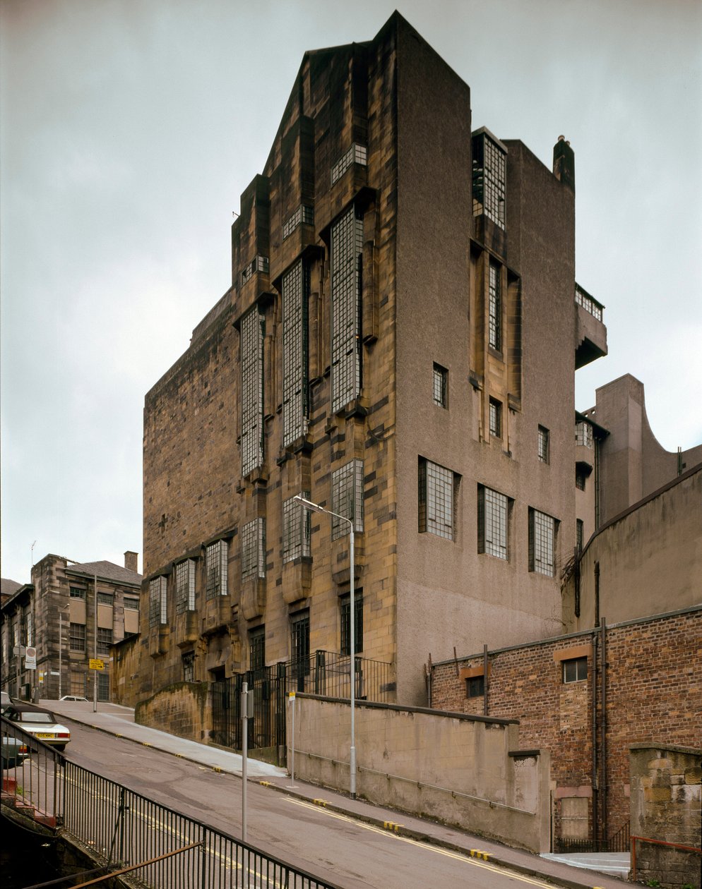 Ansicht der Kunsthochschule, entworfen von Architekt Charles Rennie Mackintosh von Charles Rennie Mackintosh