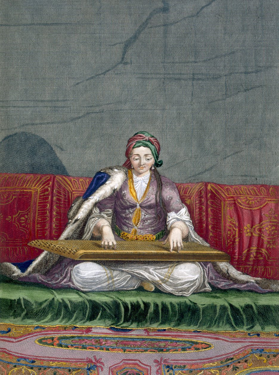 Türkisches Mädchen spielt ein Tasten-Zupfinstrument, veröffentlicht 1707-08 von Charles de Ferriol