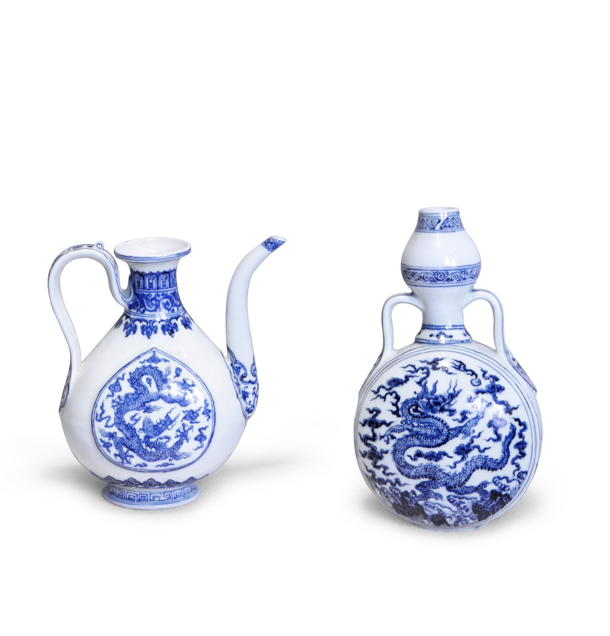 Blau-weiße Mondflasche mit Drachen und blau-weißer Kanne in nahöstlicher Metallform, beide mit blühender Pfingstrose, Hung-wu-Periode, 1368-98 (Keramik) von Chinese School