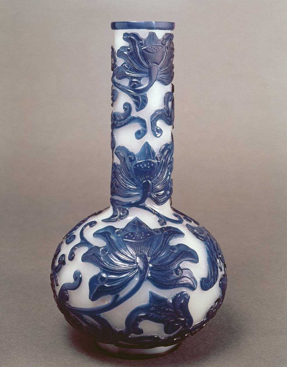 Chinesische blau-weiße Kameen-Glasflasche, Chien Lung-Periode (1736-95) von Chinese School