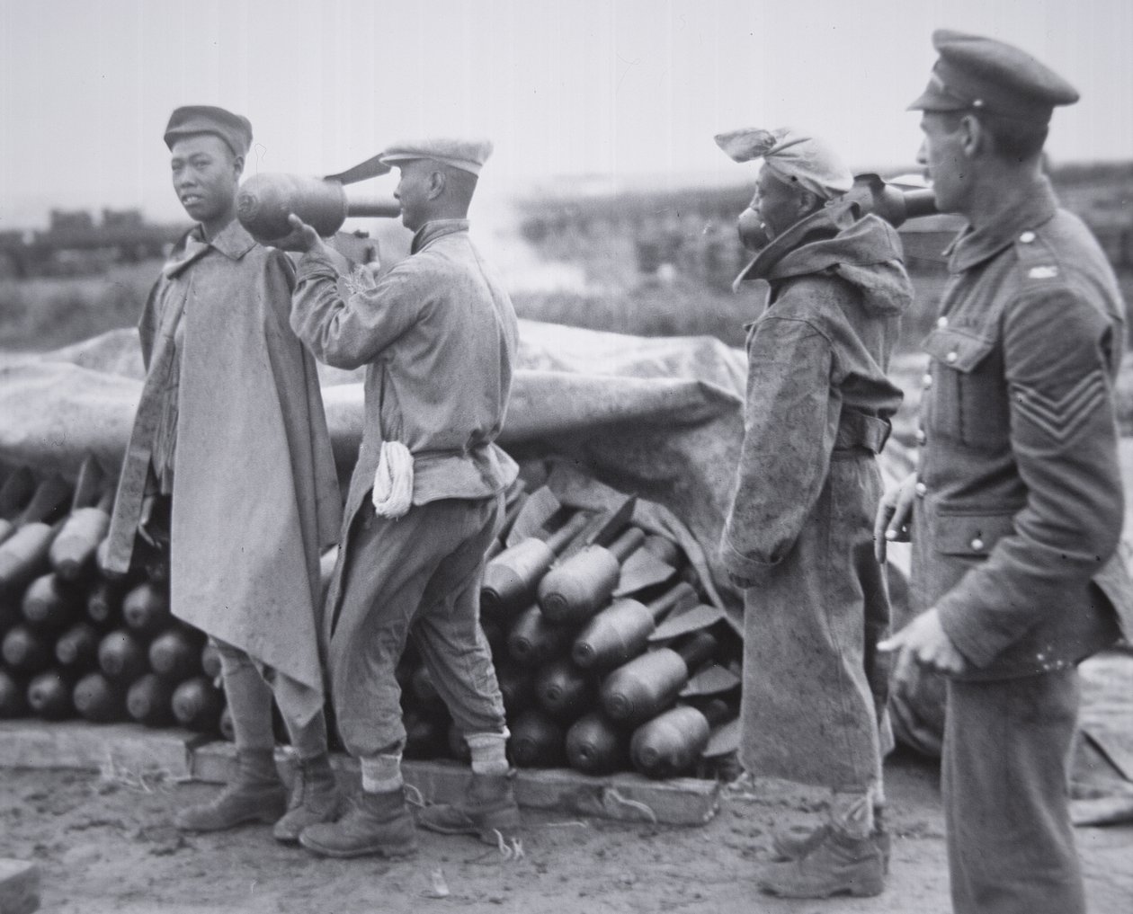 Chinesische Einheit lagert Luftbomben in einem Munitionsdepot in Frankreich von Chinese Photographer