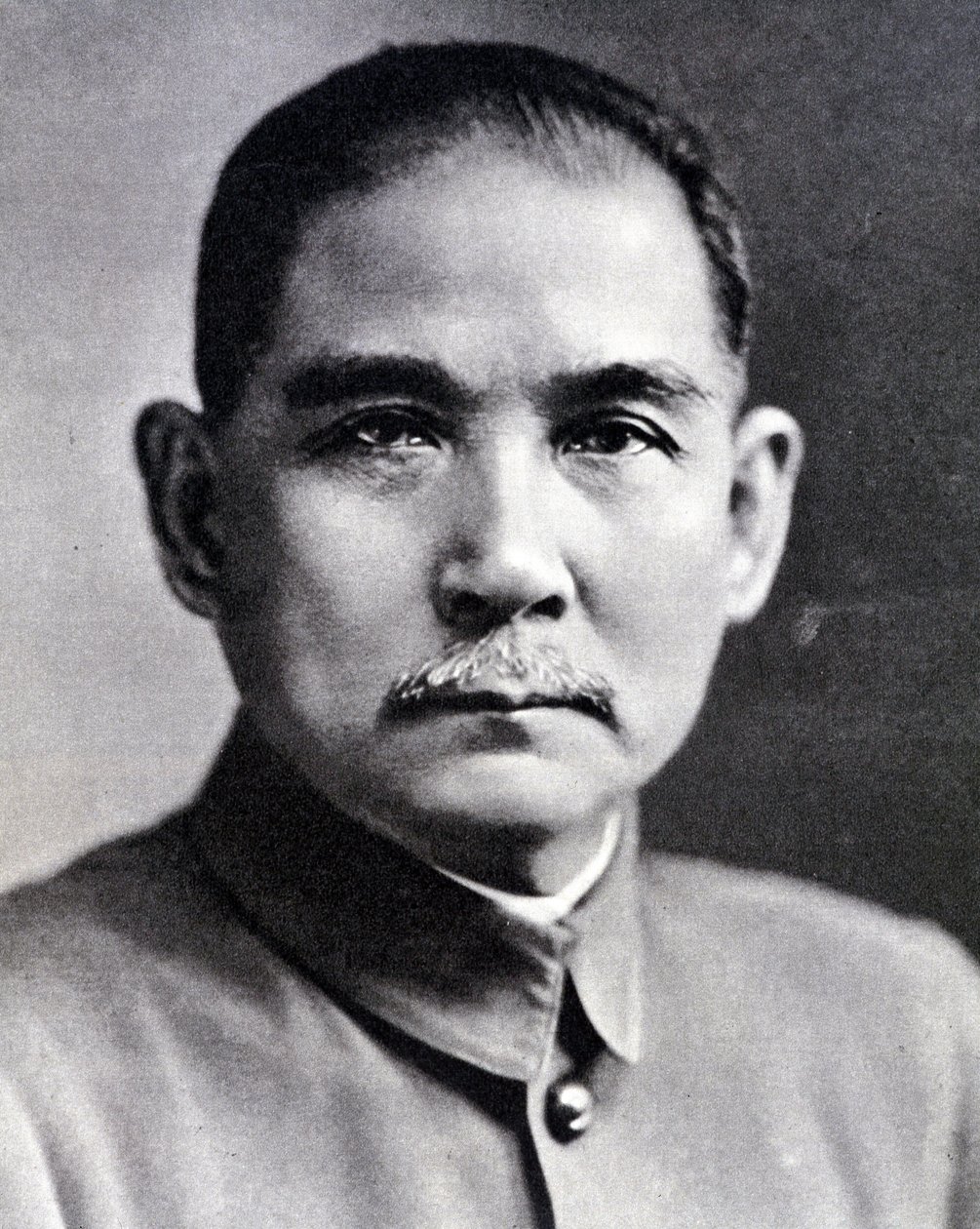 Porträt von Sun Yat-sen (1866-1925), chinesischer Revolutionär und Staatsmann. von Chinese Photographer