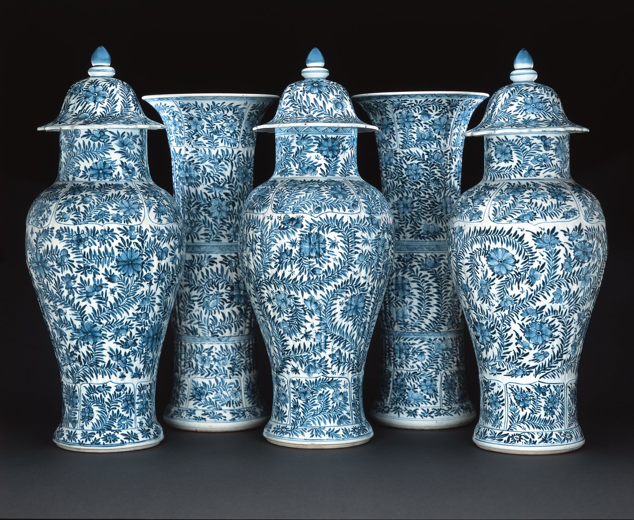 Blau-weiße Garnitur, Kangxi-Periode (1662-1722) von Chinese School