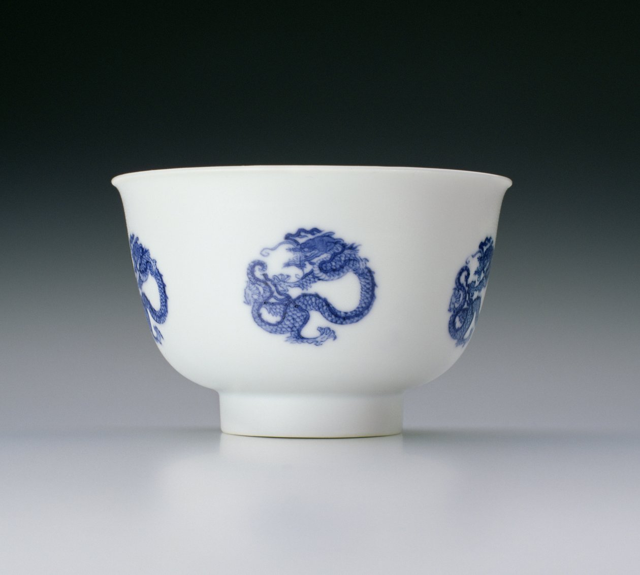 Schale, dekoriert mit Drachenrundeln, Kangxi-Zeit 1662-1722 von Chinese School
