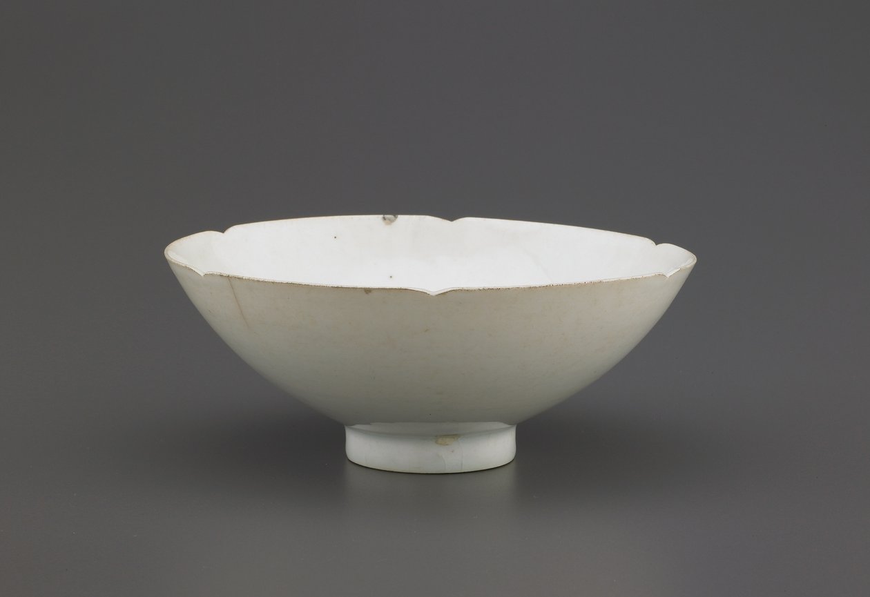 Schale mit gekerbtem Rand, Jingdezhen, Provinz Jiangzi, Nördliche oder Südliche Song-Dynastie von Chinese School