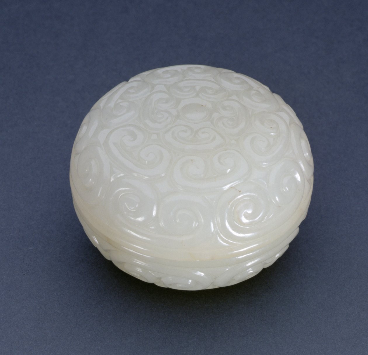 Runde Siegelpaste-Box im Guri-Lackstil mit Lingzhi-Ranken, Ming-Dynastie (weißer Stein) von Chinese School