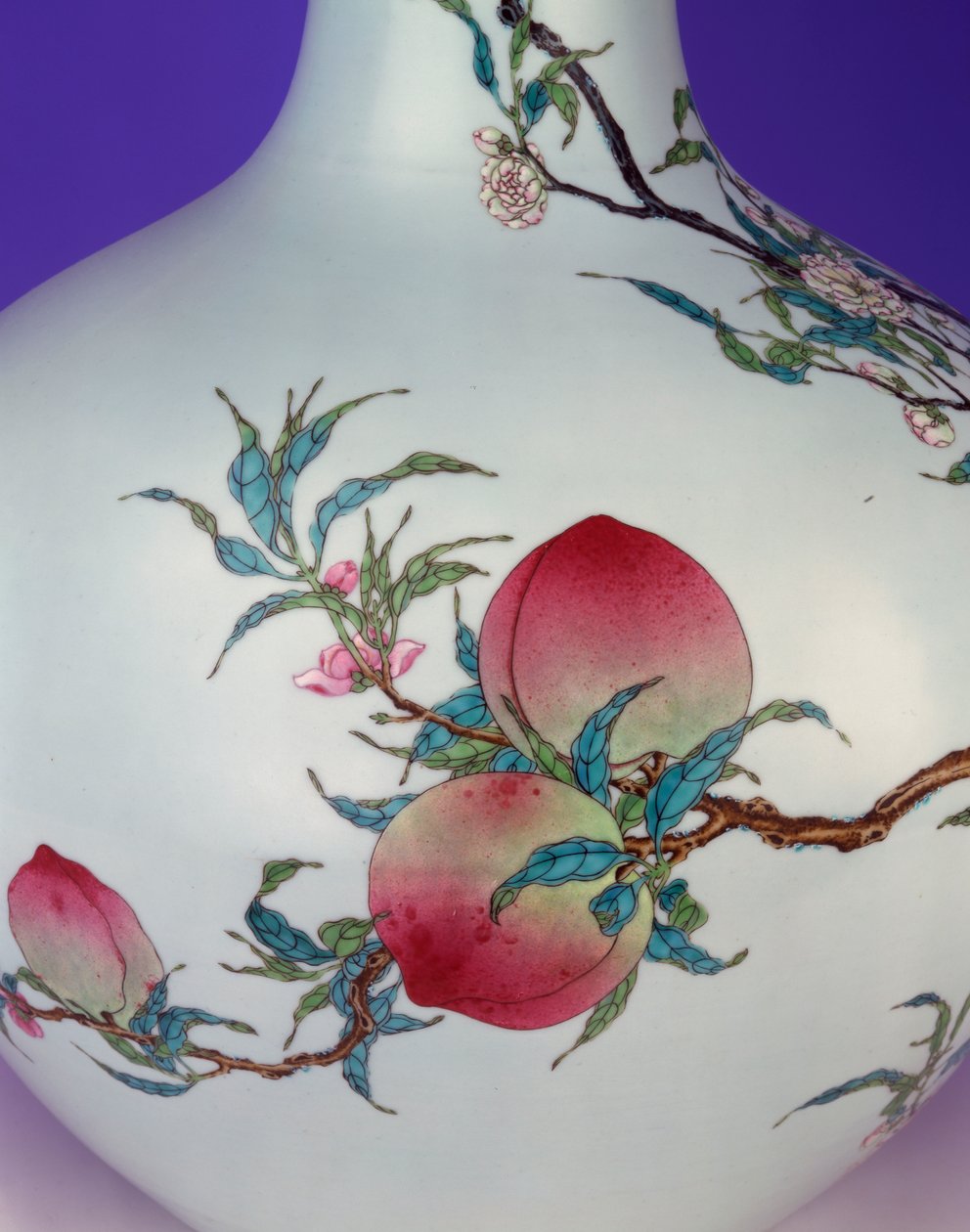 Detail eines prächtigen Famille-Rose-Neun-Pfirsich-Kugelvasen, 1735-1795 von Chinese School