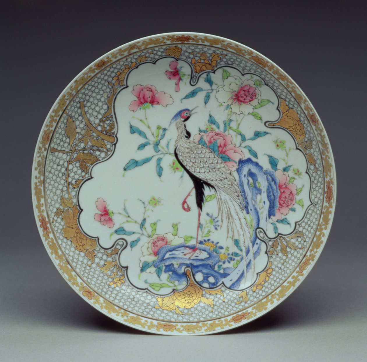 Schale bemalt mit einem langschwänzigen Vogel, Felsen und Blumen, Yongzheng-Periode, 1725-35 von Chinese School
