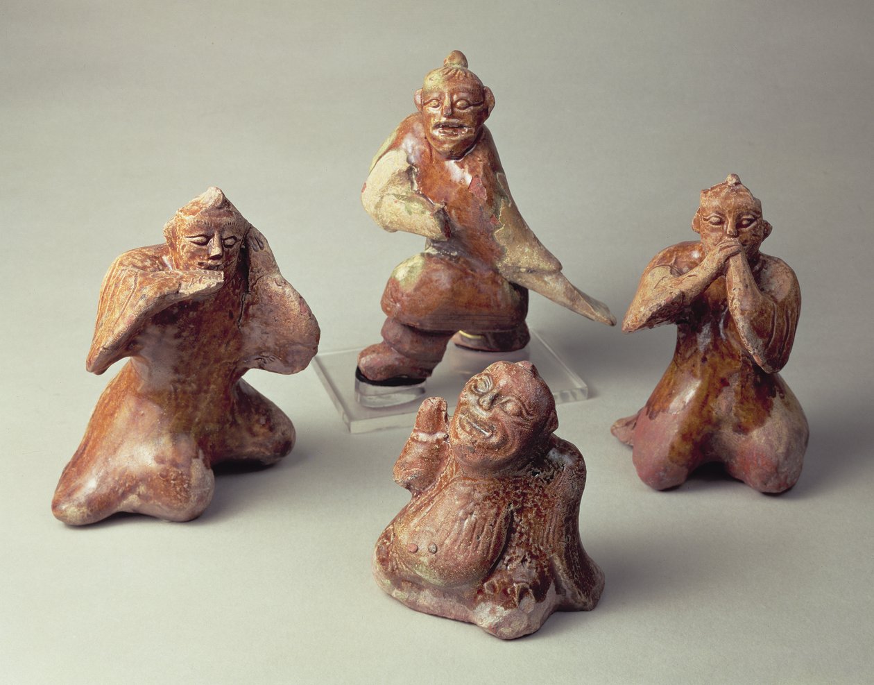 Frühe chinesische Keramikgruppe von vier Entertainern, Grabbeigabe, Han-Dynastie, 25-220 n. Chr. von Chinese School