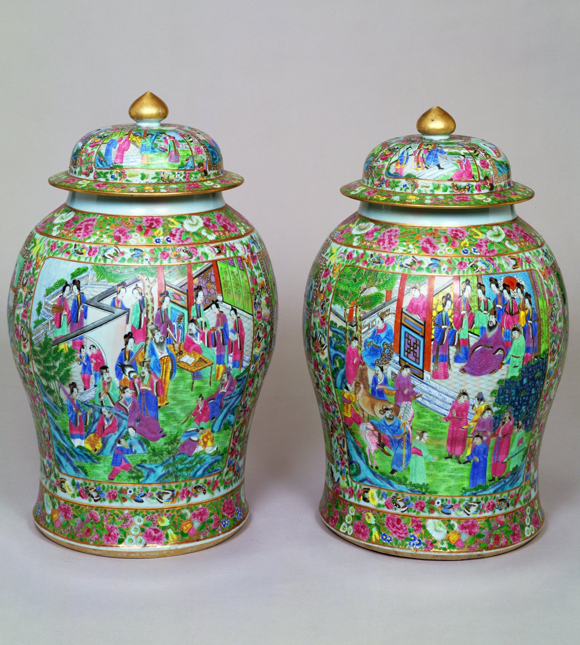 Paar Canton Famille Rose Balustervasen und Kuppeldeckel, frühes 19. Jahrhundert von Chinese School