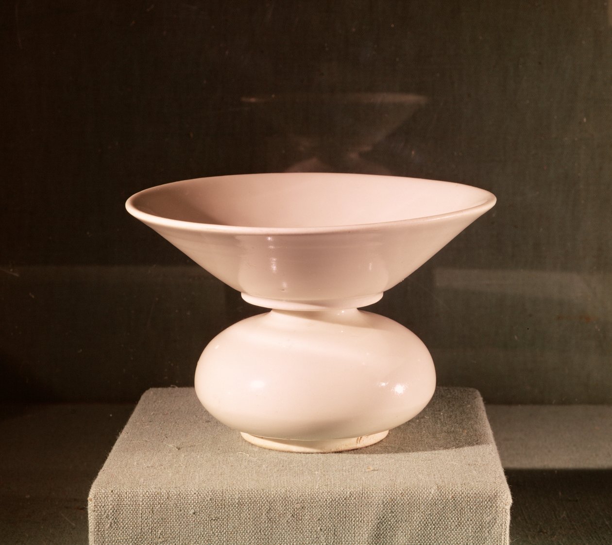 Porzellanspucknapf, aus Xian, Shaanxi, Tang-Dynastie (618-907 n. Chr.) von Chinese School