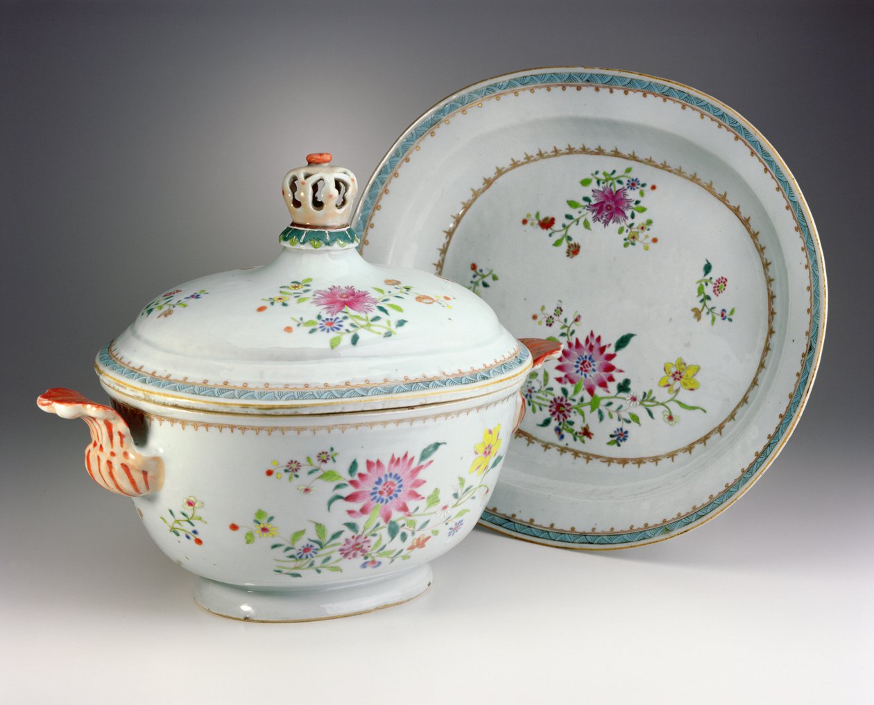 Terrine, Deckel und Stand, Qianlong-Periode, 1736-95 von Chinese School
