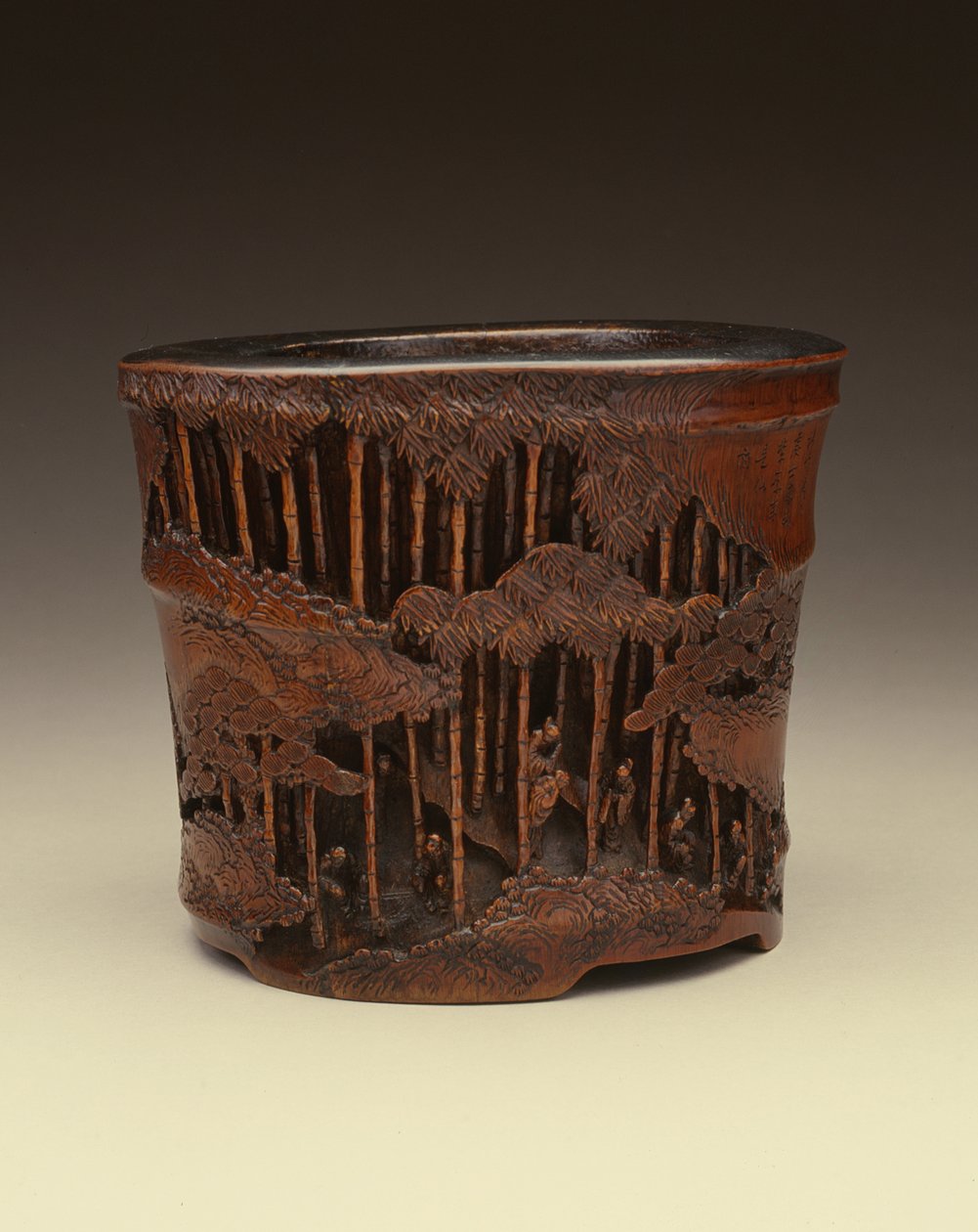Großer Pinselhalter mit den Sieben Weisen des Bambushains bei ihren literarischen Beschäftigungen in einem Bambuswald, Kangxi-Periode (1662-1722), Qing-Dynastie von Chinese School Chinese School