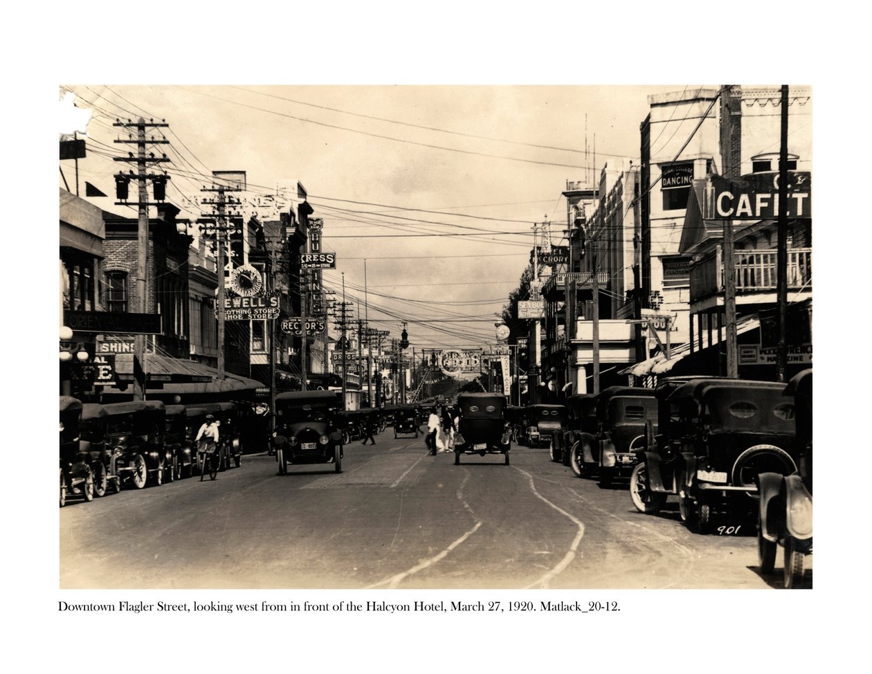 Flagler Street, Blick nach Westen vor dem Halcyon Hotel, 27. März 1920 von Claude C. Matlack