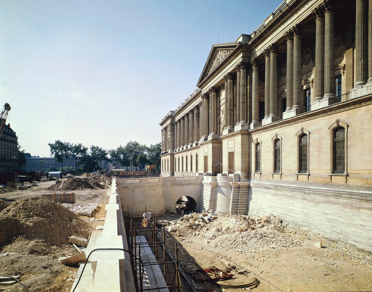 Die Kolonnade des Louvre während der Restaurierung fotografiert, 8. September 1966 von Claude Perrault
