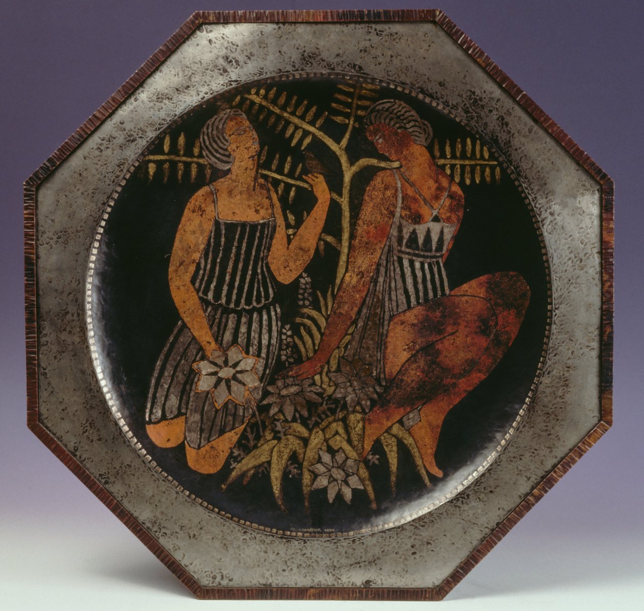 Messing achteckige Platte mit zwei Figuren von jungen Mädchen und Baum von Claudius Linossier