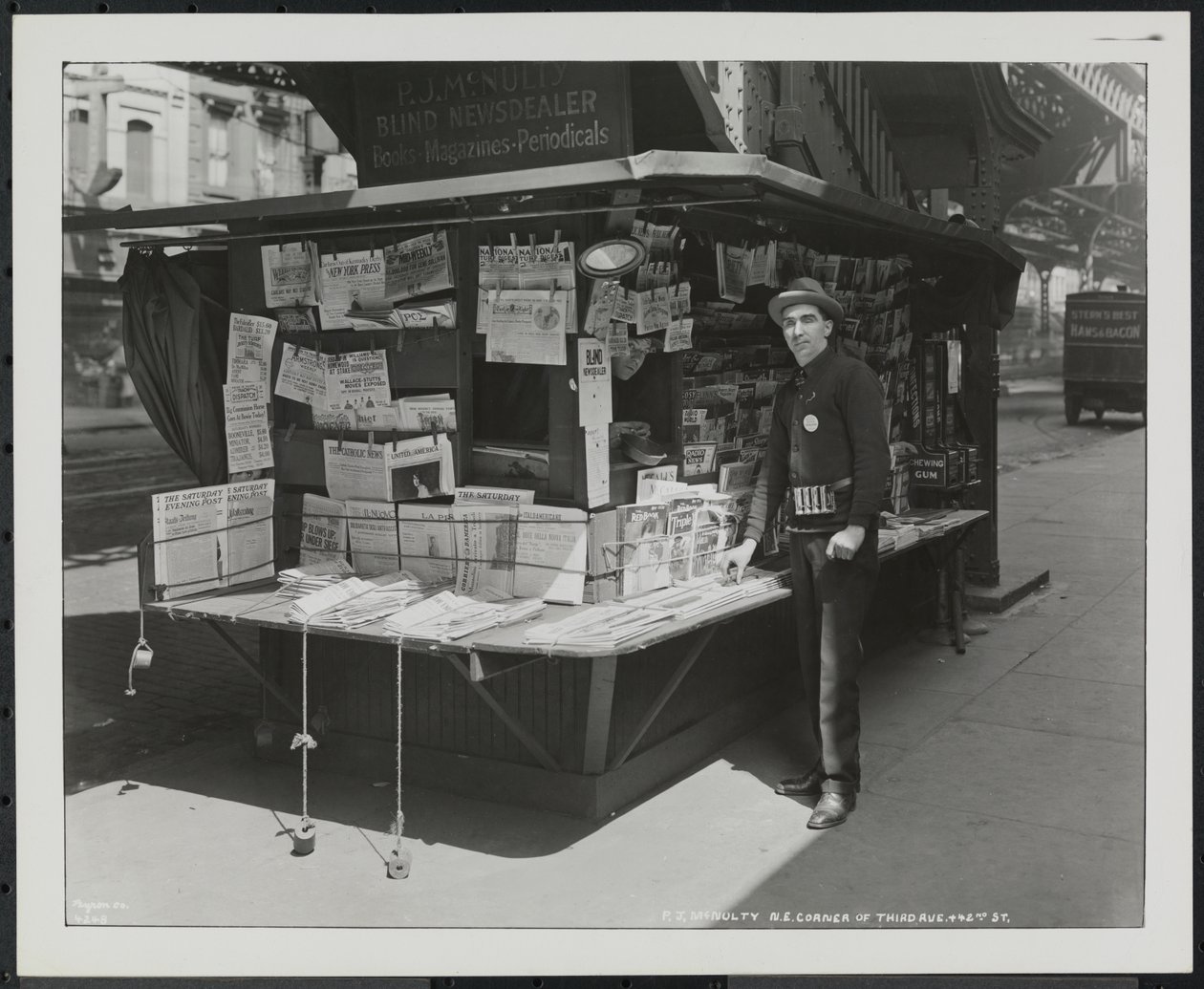 Blinder Zeitungsverkäufer, P.J. McNulty an seinem Stand an der nordöstlichen Ecke der 3rd Avenue & 42nd Street von Company Byron