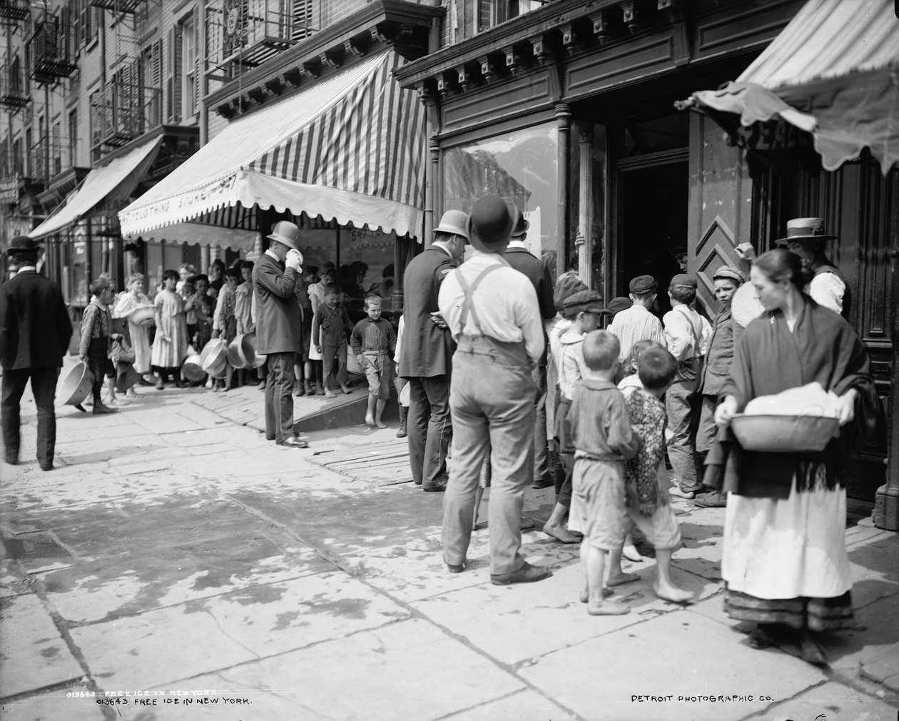 Verteilung von kostenlosem Eis in der Mulberry Street, New York, ca. 1900 von Company Byron