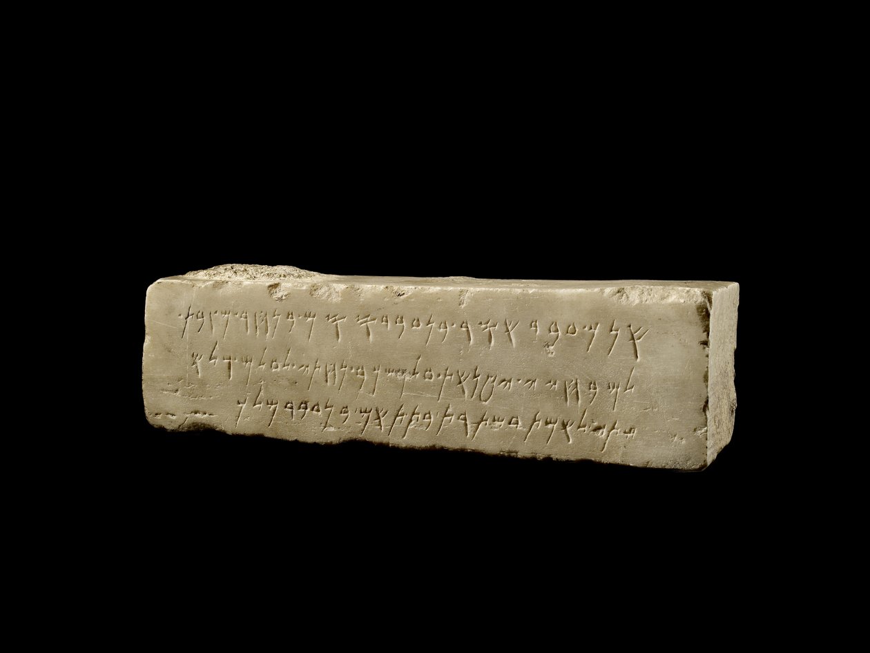 Marmorblock mit phönizischer Grabinschrift, zypro-klassische II Periode, ca. 400-312 v. Chr. von Cypriot