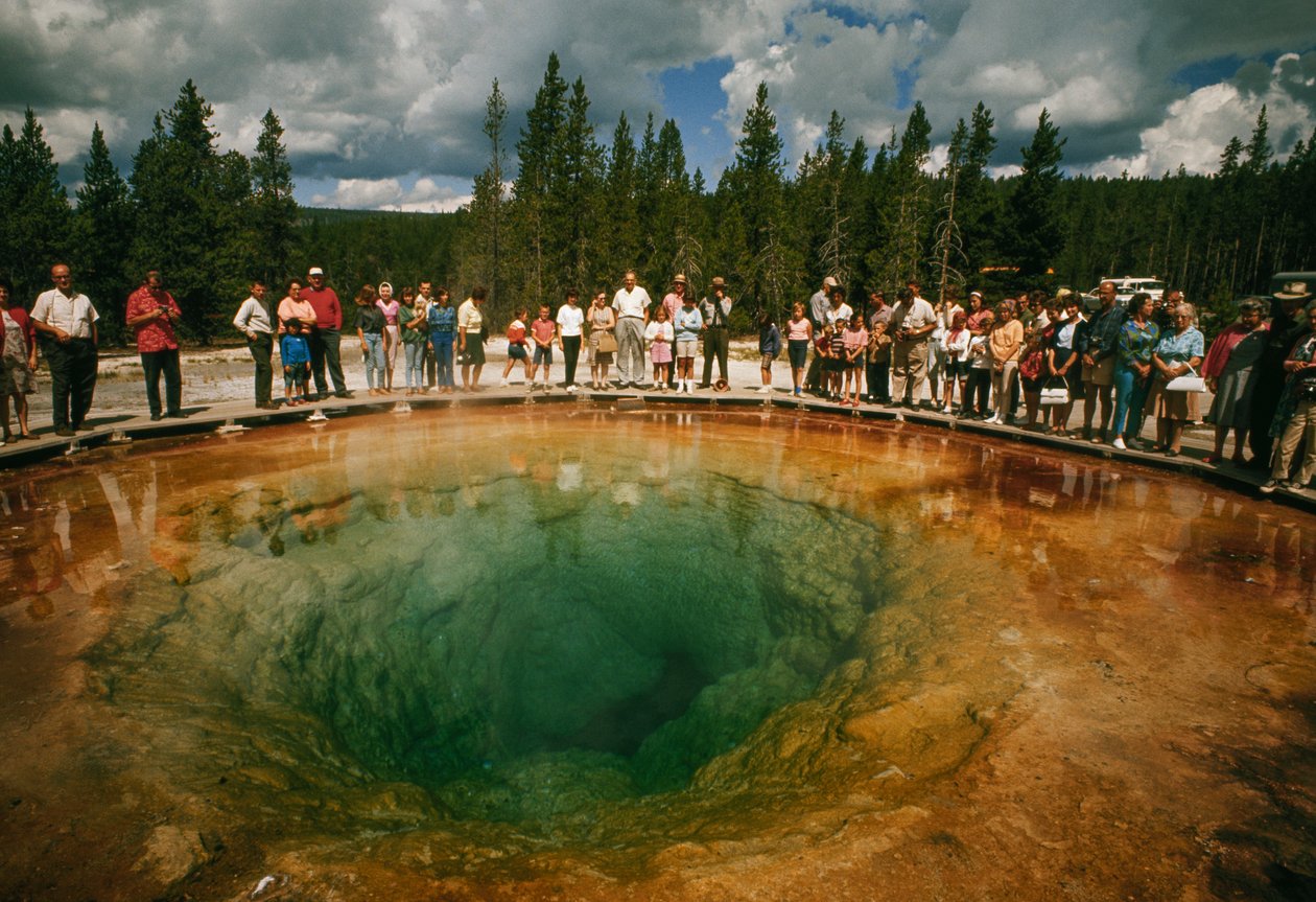 Parkbesucher versammeln sich um einen blau-grünen, blütenförmigen Thermalpool. Yellowstone Nati... von Dean Conger