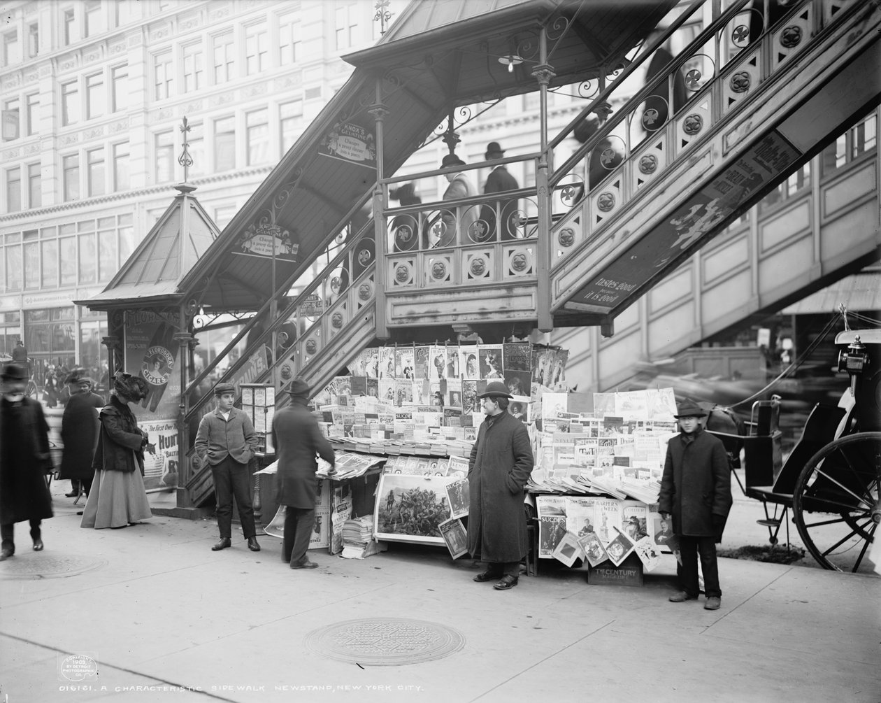 Ein charakteristischer Zeitungsstand auf dem Bürgersteig in New York City, um 1903 (s/w Foto) von Detroit Publishing Co.