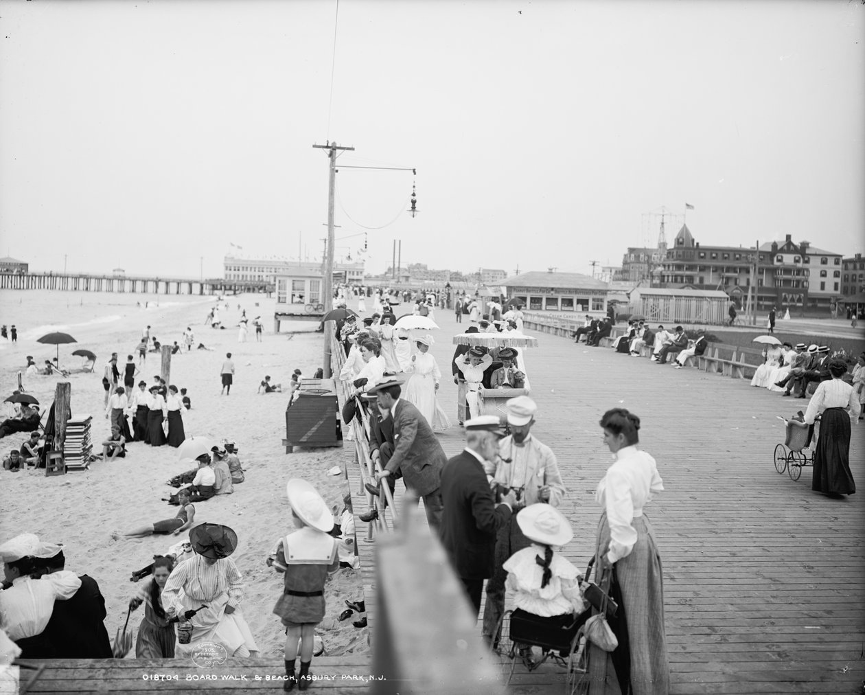 Promenade und Strand, Asbury Park, ca. 1905 (s/w Foto) von Detroit Publishing Co.