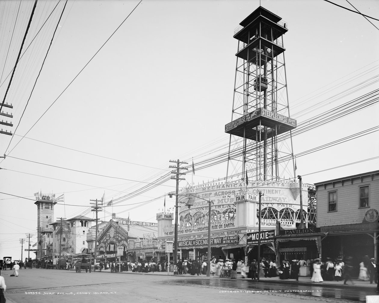 Surf Avenue, Coney Island, ca. 1904 (s/w Foto) von Detroit Publishing Co.