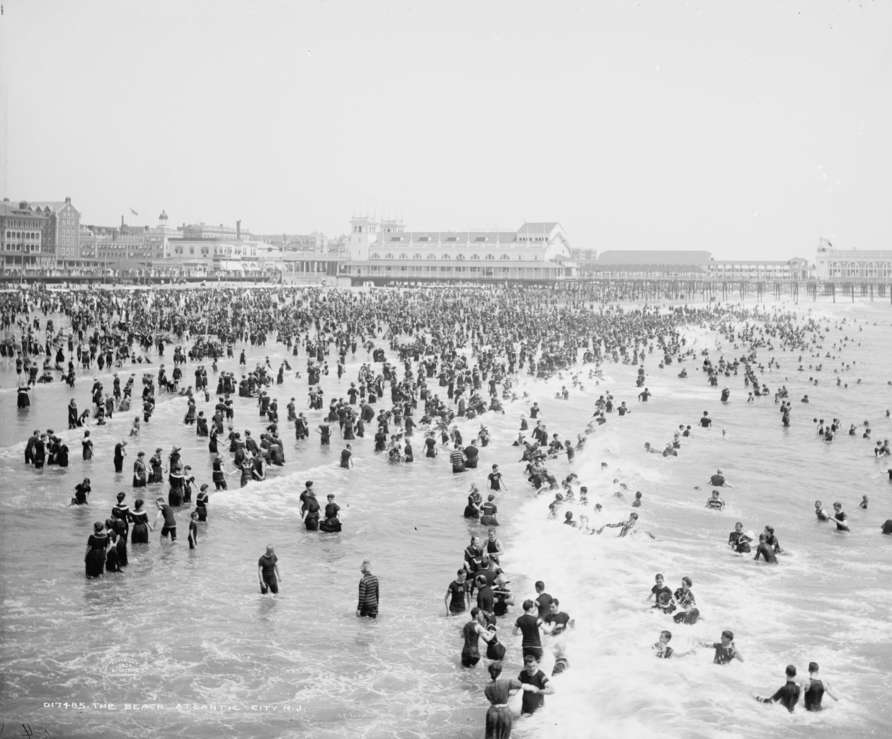 Der Strand, Atlantic City, ca. 1904 (s/w Foto) von Detroit Publishing Co.