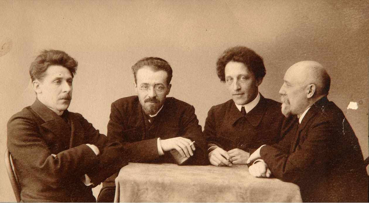 Gruppenporträt der Dichter Alexander Blok, Georgii Chulkov, Konstantin Erberg und Fjodor Sologub von Dmitri Spiridonovich Zdobnov