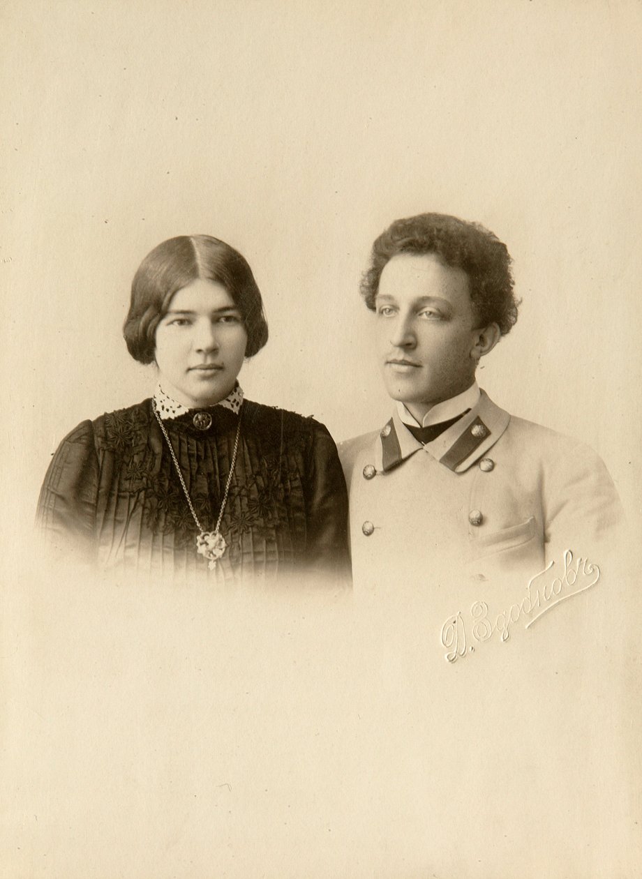 Porträt des Dichters Alexander Aleksandrovich Blok (1880-1921) mit seiner Frau. Silbergelatine-Fotografie von Dmitri Spiridonovich Zdobnov (Ende des 19. Jahrhunderts) von Dmitri Spiridonovich Zdobnov