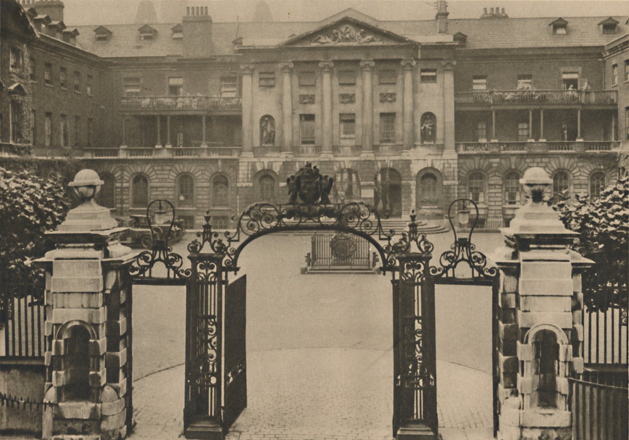 Eingang zum Guys Hospital mit der Stifterstatue im Zentrum des Hofes, ca. 1935 von Donald McLeish