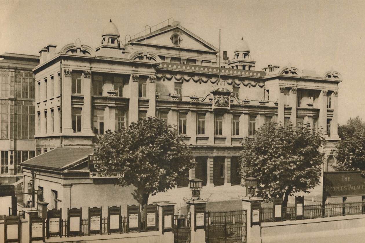 Vor dem Peoples Palace in der Mile End Road, um 1935 von Donald McLeish