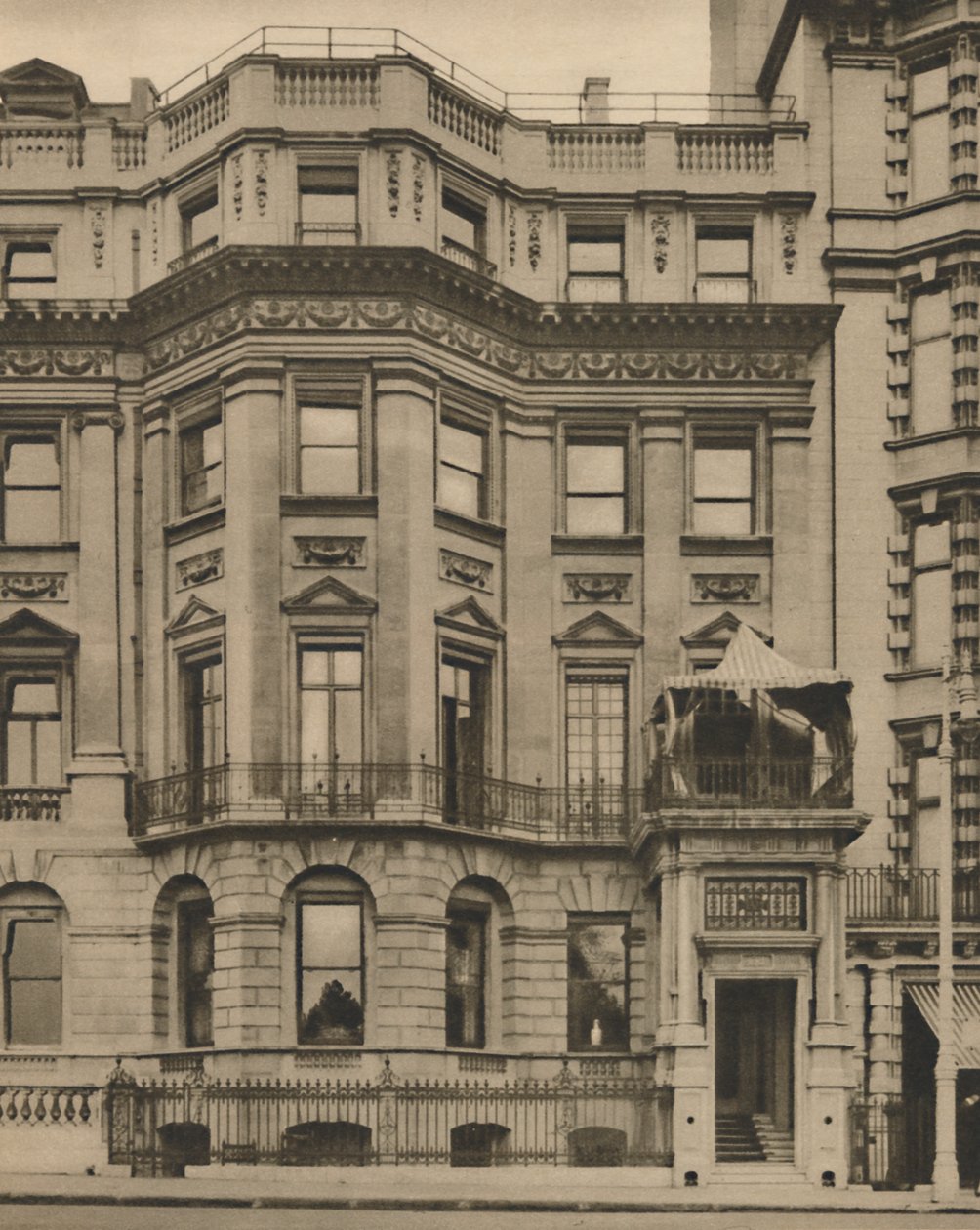 Räumlichkeiten des Lyceum Clubs in einem historischen Haus, um 1935 von Donald McLeish