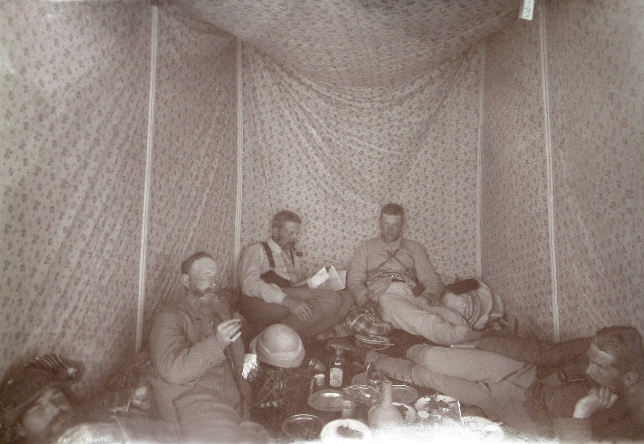 Mitglieder der Arabah-Expedition entspannen sich in ihrem Zelt, 1883 von E. Gordon Hull