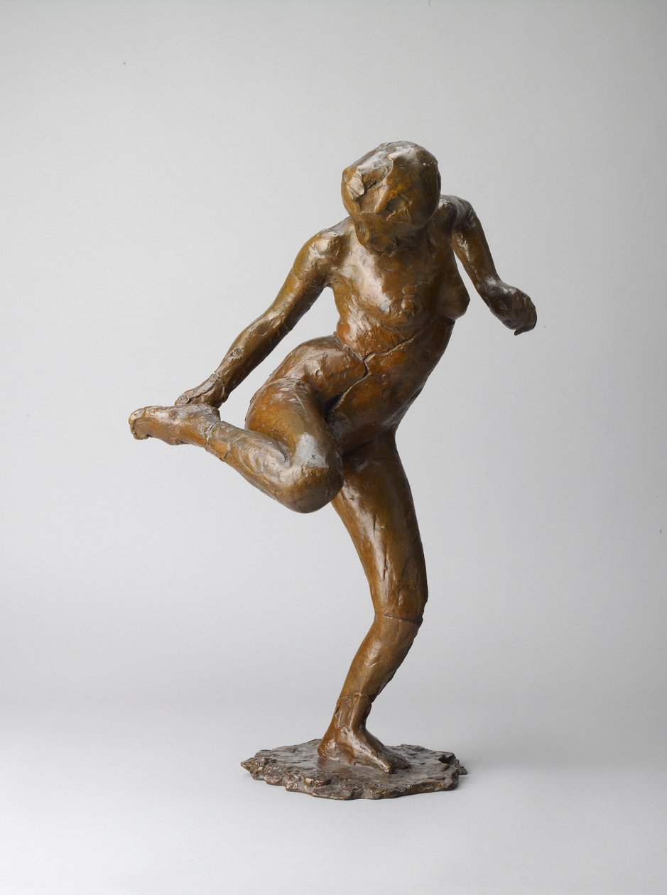 Tänzerin betrachtet die Sohle ihres rechten Fußes von Edgar Degas