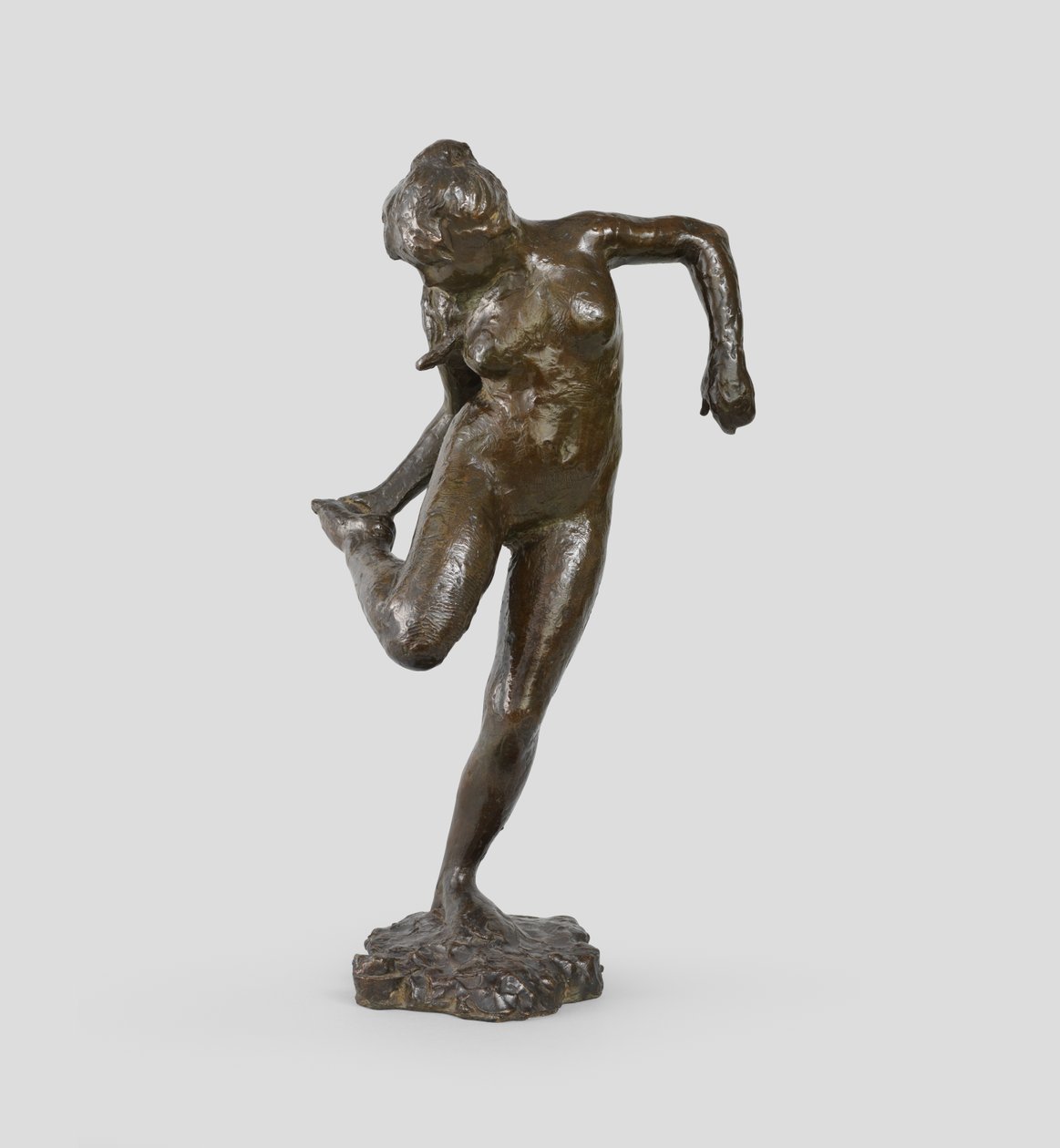 Tänzerin, die auf die Sohle ihres rechten Fußes schaut von Edgar Degas