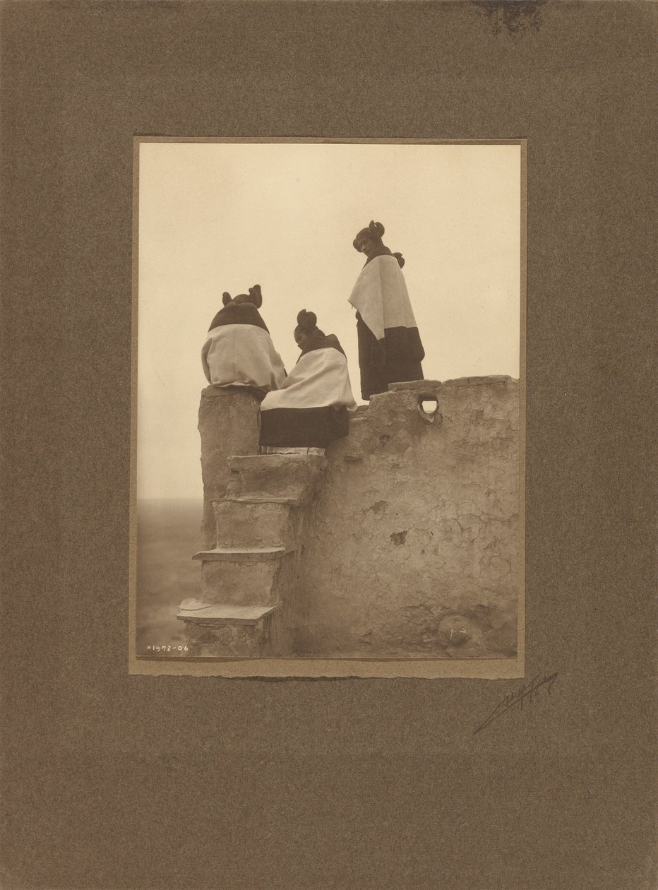 [Hopi, die Tänzer beobachtend] von Edward S. Curtis