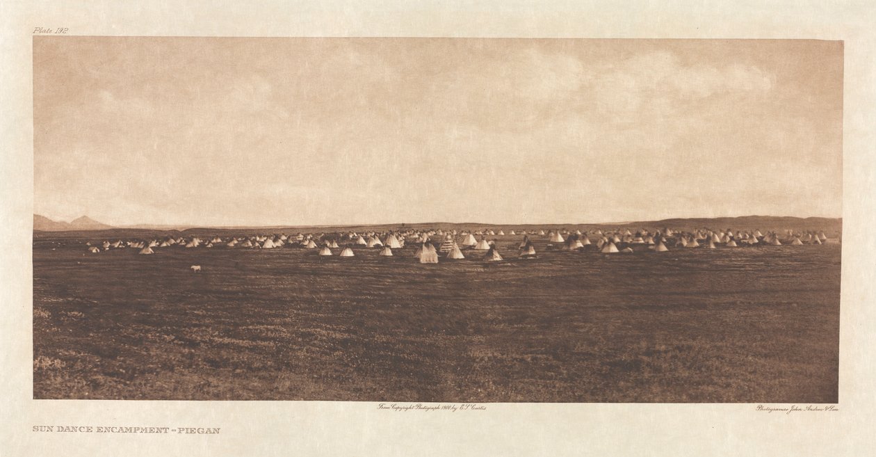 Portfolio VI, Platte 192: Sonnentanz Lager - Piegan von Edward S. Curtis
