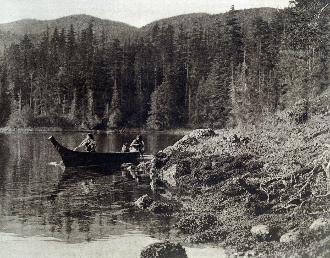 Indianer Kanufahren am Ufer der Nootka von Edward Sheriff Curtis