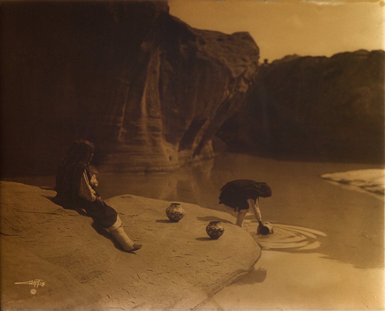 Am alten Brunnen von Acoma, ca. 1904 von Edward Sheriff Curtis