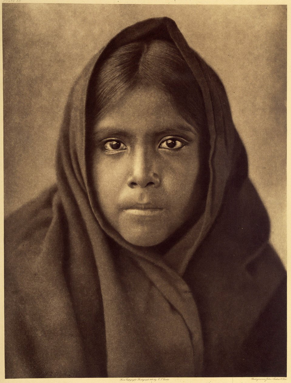 Qahatika-Mädchen. Junges Qahatika-Mädchen. Diese Wüstenindianer leben etwa 60 Kilometer vom Pimas-Reservat (Arizona) entfernt. Foto aus Band 2 der Enzyklopädie von Edward S. Curtis (1868-1952) über die Indianer Nordamerikas, mit einem Vorwort von Theodore  von Edward Sheriff Curtis