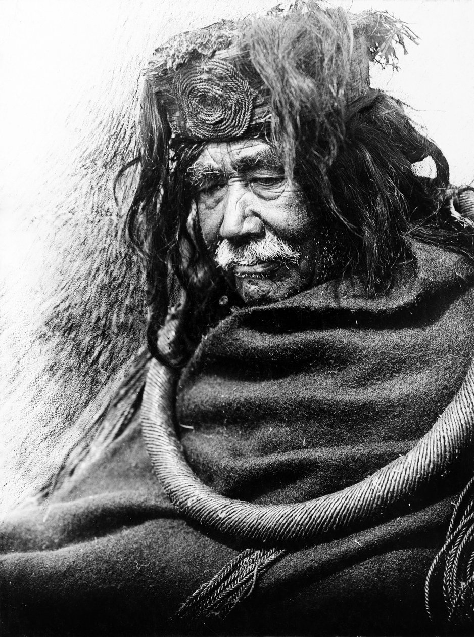 Der Hamatsa, Nakoaktok ca. 1910 Halbporträt eines Nakoaktok-Mannes, nach links gewandt, mit zeremonieller Zedernwurzel-Schleife. von Edward Sheriff Curtis
