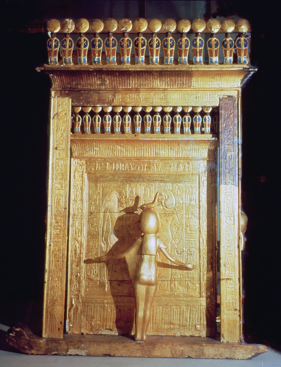 Kanopentruhe in Form eines Schreins auf einem Schlitten, umgeben von den Schutzgöttinnen, aus dem Grab von Tutanchamun, Neues Reich (vergoldetes Holz) von Egyptian 18th Dynasty