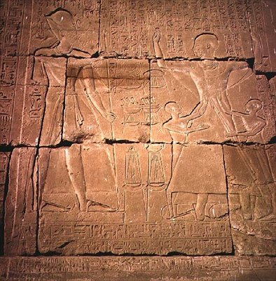 Relief, das einen Pharao und seine Familie darstellt von Egyptian