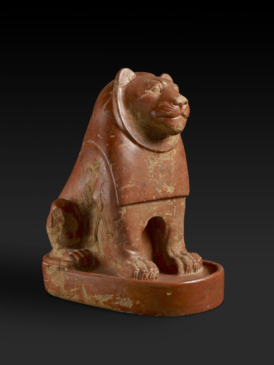 Statuette eines sitzenden Löwen auf einem Sockel, aus dem Tempelbezirk von Hierakonpolis, ägyptisch, späte Protodynastik, Ende des Alten Reiches, ca. 2700-2200 v. Chr. (Keramik) von Egyptian