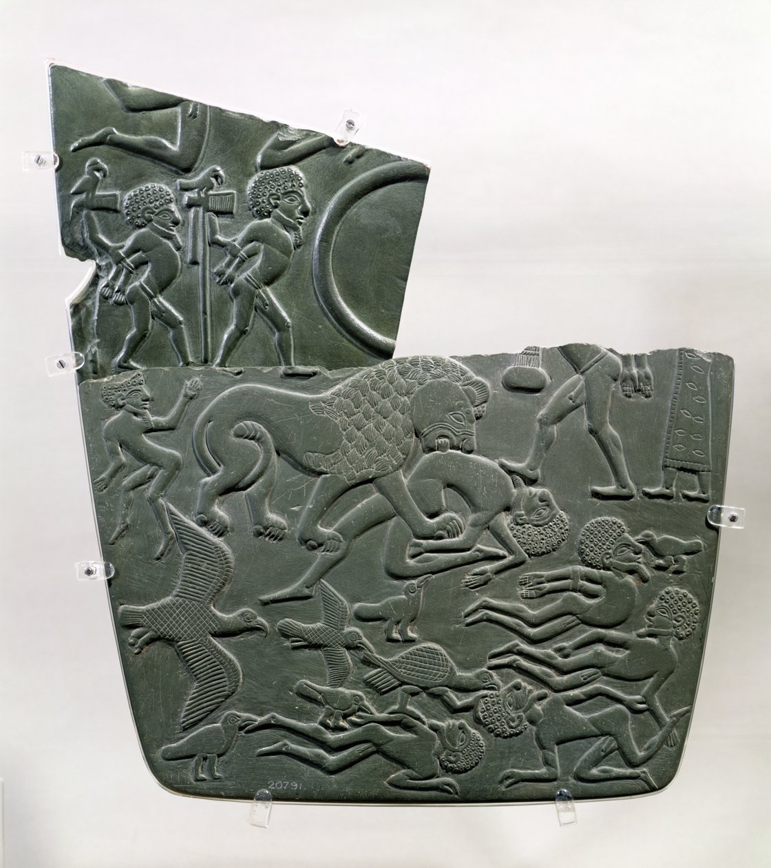 Die Schlachtfeld-Palette, Darstellung von Gefangenen und getöteten Schlachtopfern, die von wilden Tieren gejagt werden, Spätprädynastisch bis 1. Dynastie, ca. 3100 v. Chr. von Egyptian