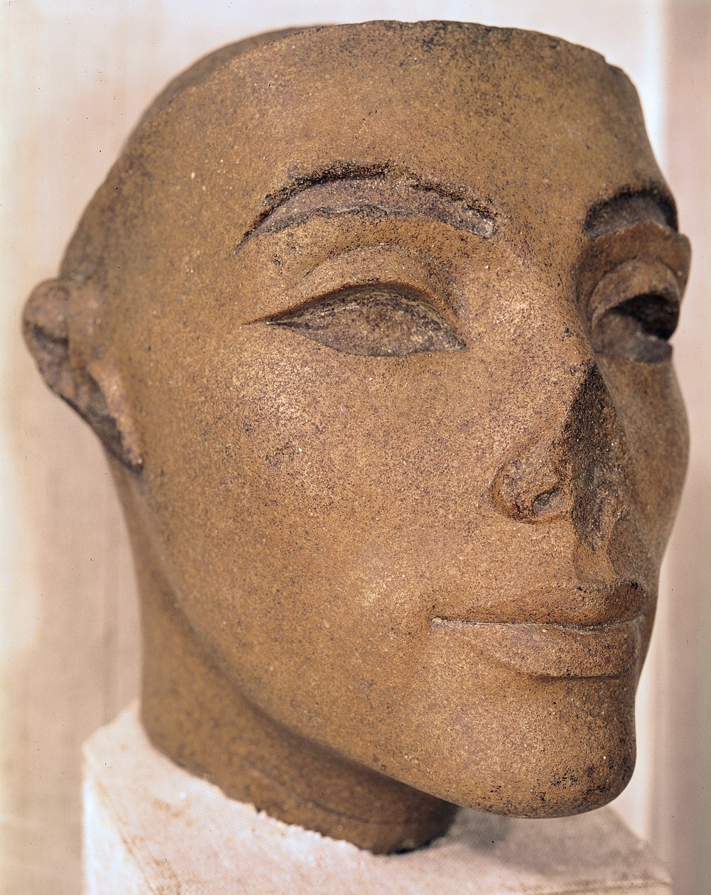Ein königlicher Kopf, möglicherweise von Nofretete, aus Memphis, Neues Reich von Egyptian 18th Dynasty