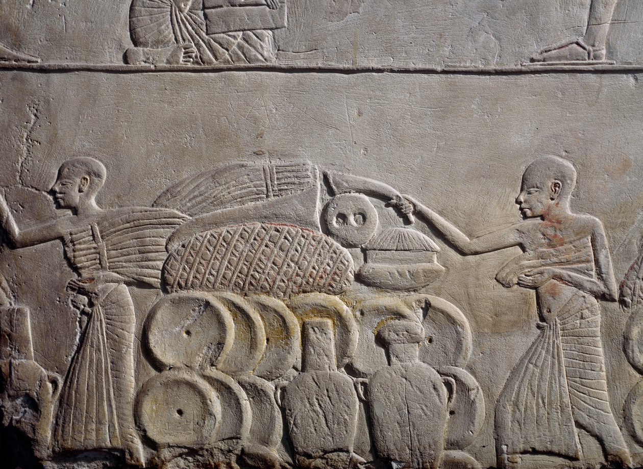 Anordnung von Lebensmitteln in Lagern, Kalksteinwandrelief, aus dem memphitischen Grab von Horemheb in Saqqara, ägyptische Zivilisation, Neues Reich, Dynastie XVIII von Egyptian 18th Dynasty