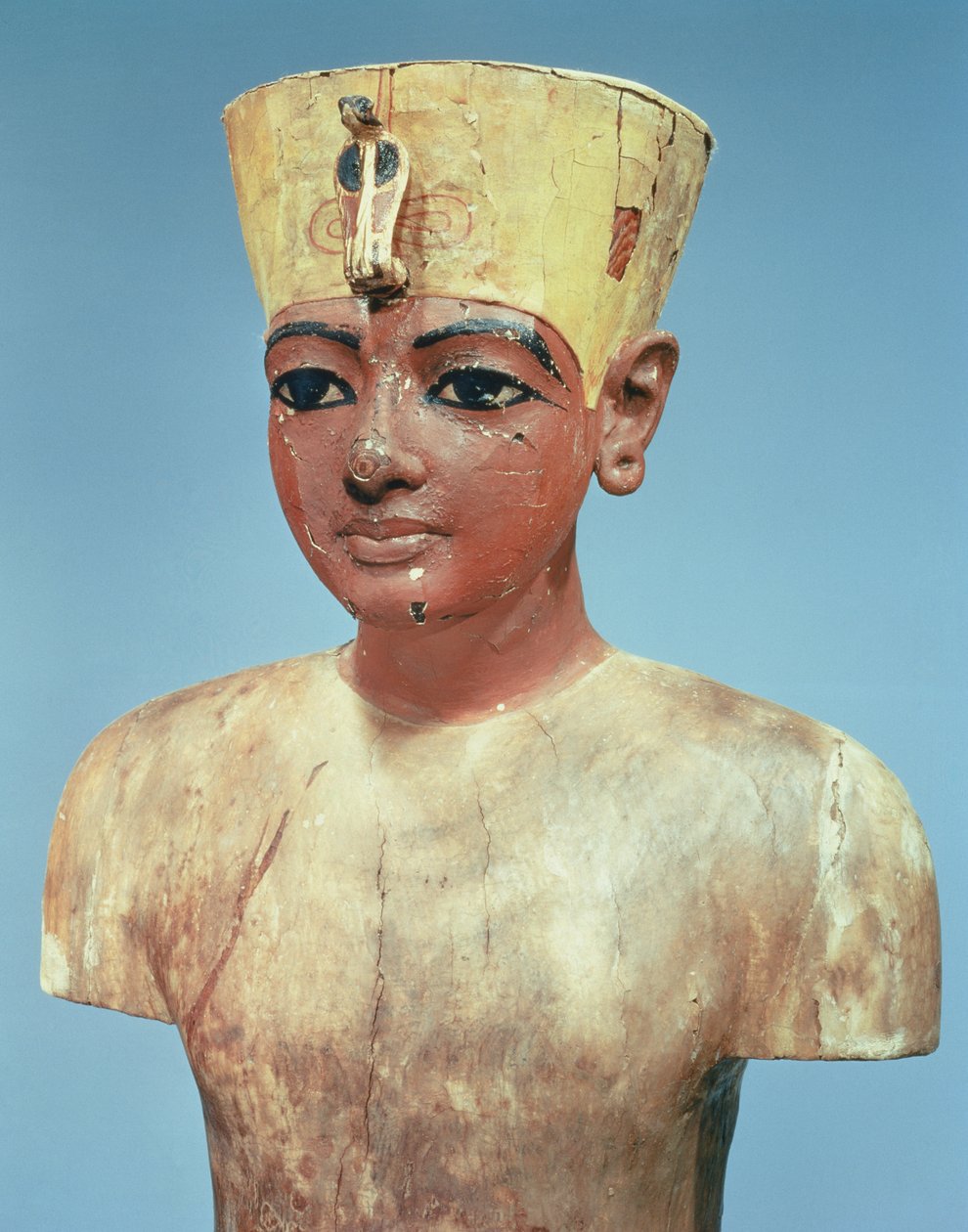 Puppe des jungen Tutanchamun (ca. 1370-52 v. Chr.) mit einer Mischung aus der Krone der Könige von Unterägypten und dem Kopfschmuck von Nofretete (bemaltes und verputztes Holz) von Egyptian 18th Dynasty