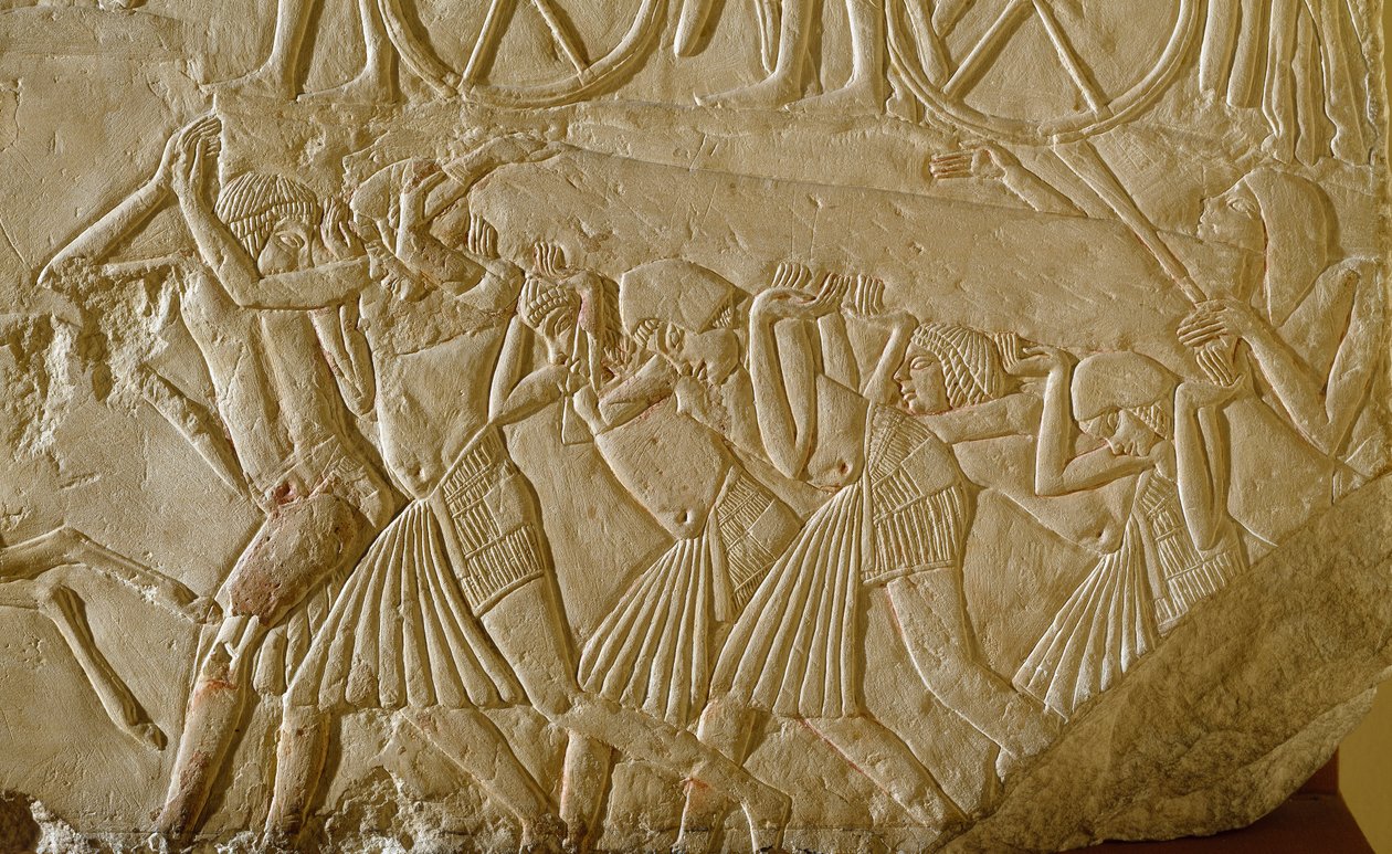 Ägyptische Antike: Sklaven tragen einen Obelisken während der großen Bauarbeiten des pharaonischen Ägyptens. Detail eines Reliefs aus dem Grab eines hohen Beamten der späten 18. Dynastie. 1570-1320 v. Chr. Bologna, Civico Museo Archeologico von Egyptian 18th Dynasty